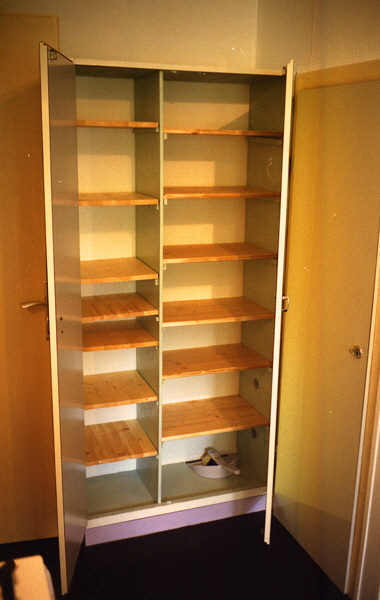 01-08a-028-Klamottenschrank in der Kche-H600