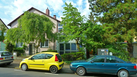 P1010697-Haus von vorne mit Anbau-560