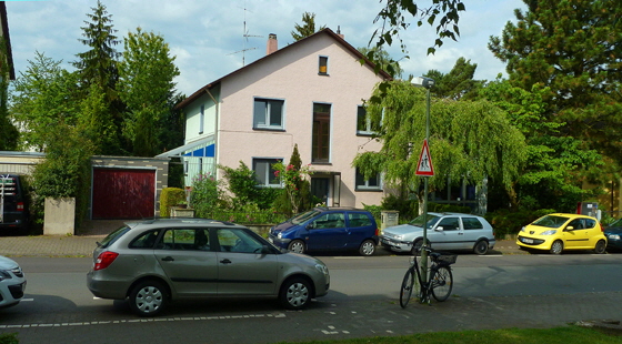 P1010703-Vorderfront-Haus-560