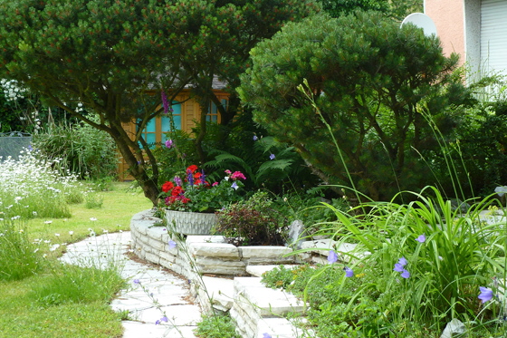 P1060238-Garten mit Fahrrad-Httchen-560